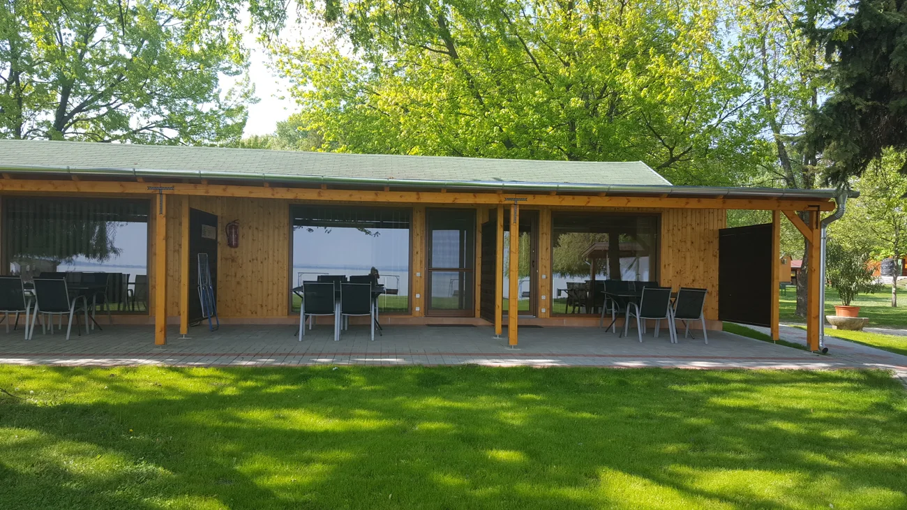Holzapartment mit überdachter Terrasse