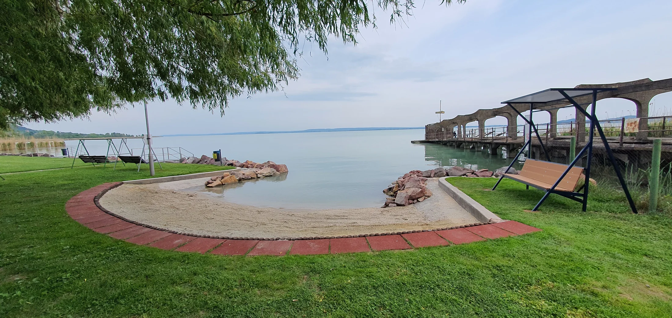 Badebucht und Liegewiese von Tomaj Camping am Balaton