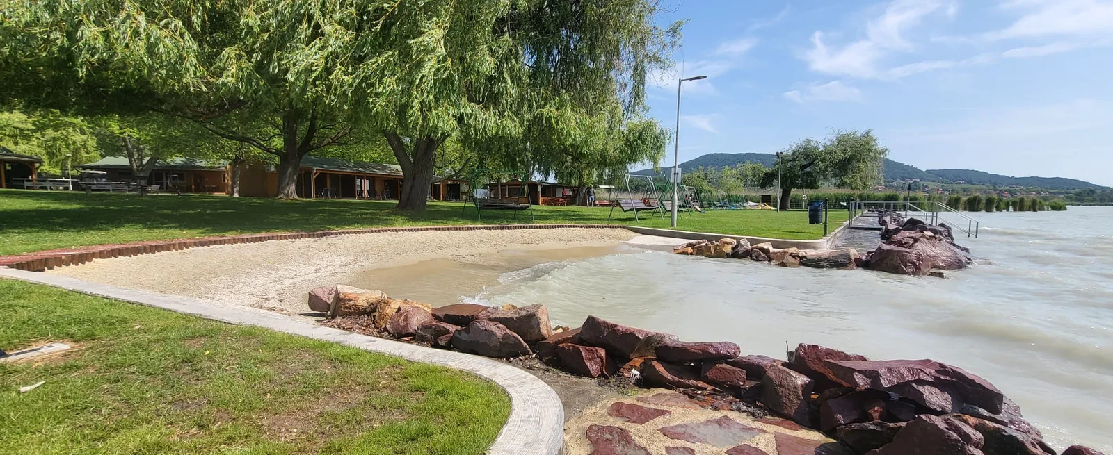 Eigener Strand mit grüner Liegewiese am Balaton