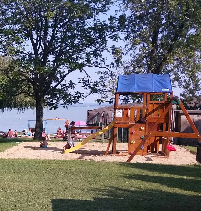 Spielplatz am Wasser