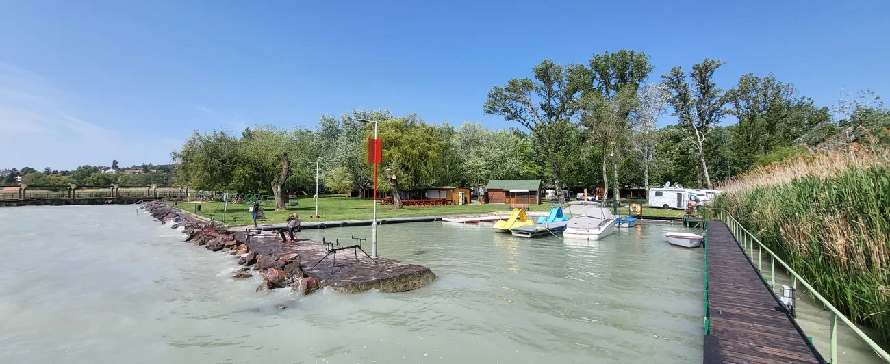 Boote und Tretboote am Ufer des Campingplatzes